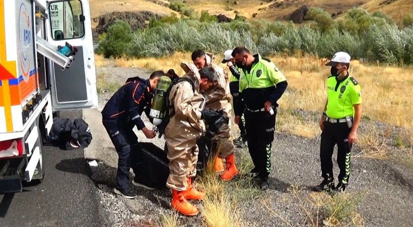TIR'dan yola düştü büyük paniğe neden oldu! Özel kıyafetle müdahale ettiler - Resim: 4