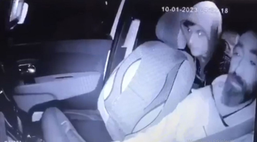 Müşteri gibi bindi taksiciye dehşeti yaşattı! Ayaklarının yanına saklamış - Resim: 2