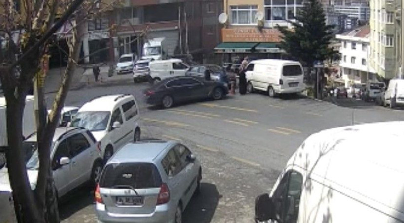 İstanbul'da kontrolden çıkan otomobil dehşet saçtı! Feci kazanın görüntüleri ortaya çıktı: Minibüsün altında kalan kadın için seferber oldular! - Resim: 1