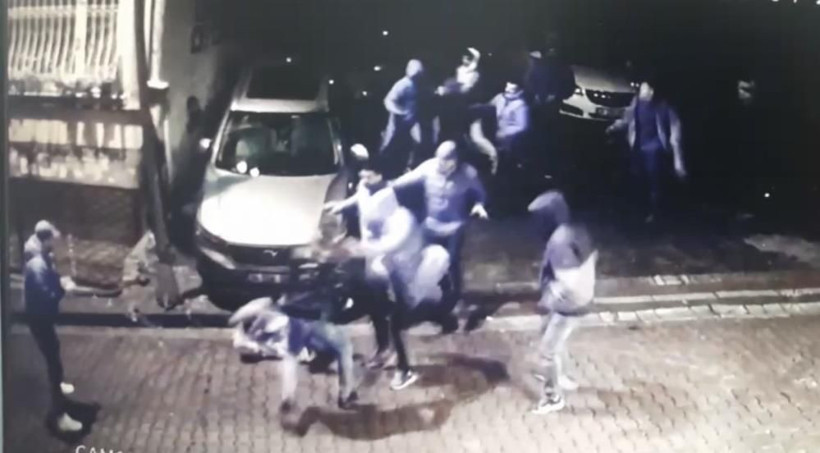 Fenomen şarkıcıya konser sonrası saldırı! Yumruklar havada uçuştu, defalarca tekmelendi: 20 bin lirası gasp edildi! - Resim: 1