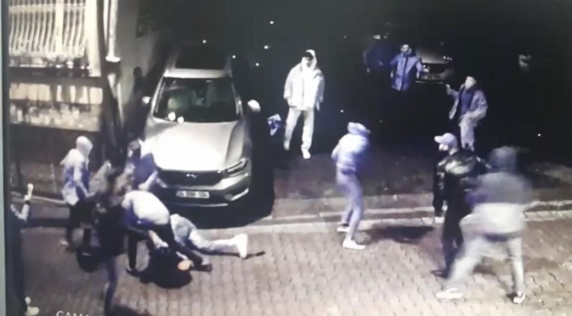 Fenomen şarkıcıya konser sonrası saldırı! Yumruklar havada uçuştu, defalarca tekmelendi: 20 bin lirası gasp edildi! - Resim: 2