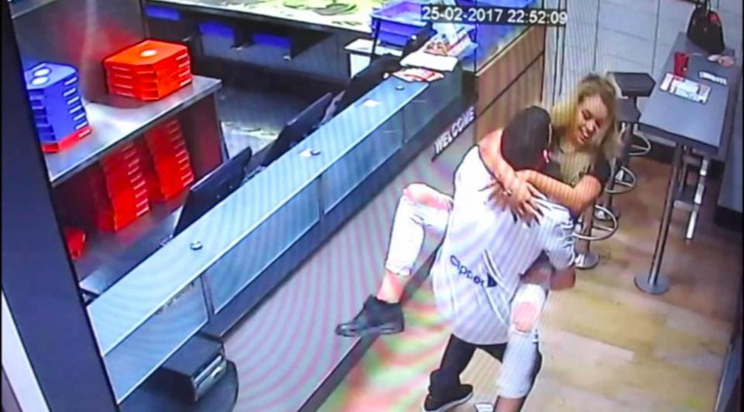 Herkesin ortasında sevişmişlerdi! Verilen ceza olay oldu - Resim: 2