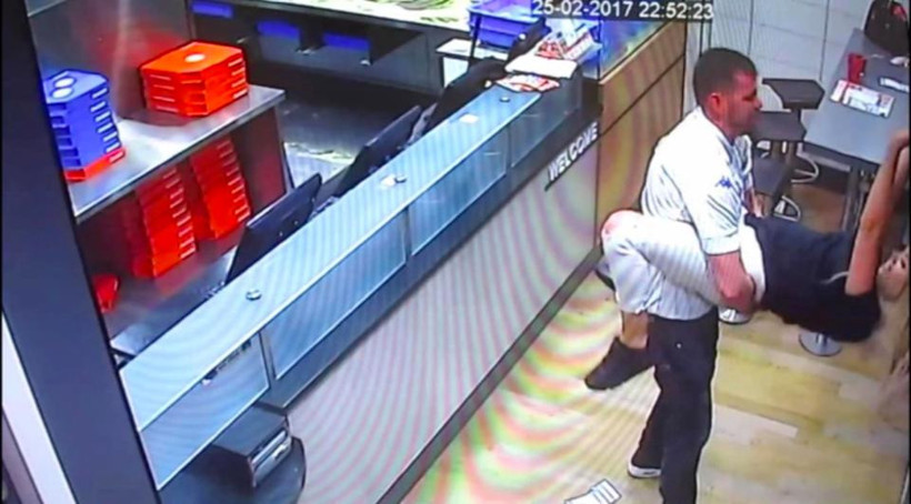 Herkesin ortasında sevişmişlerdi! Verilen ceza olay oldu - Resim: 3