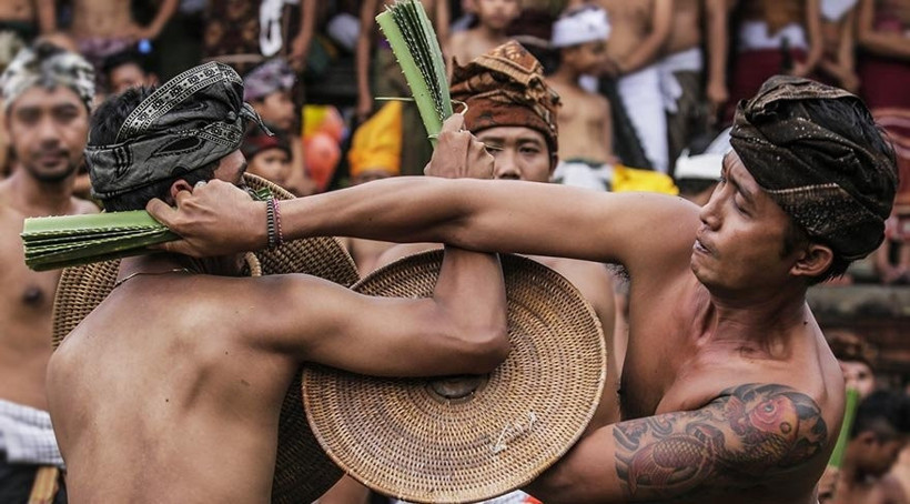 Birbirlerini ölesiye dövüyorlar böyle gelenek görülmedi - Resim: 1