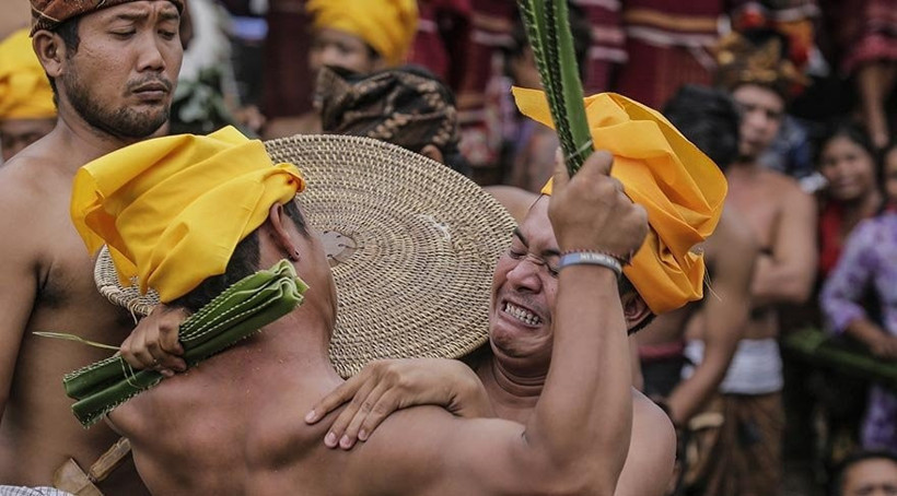 Birbirlerini ölesiye dövüyorlar böyle gelenek görülmedi - Resim: 2