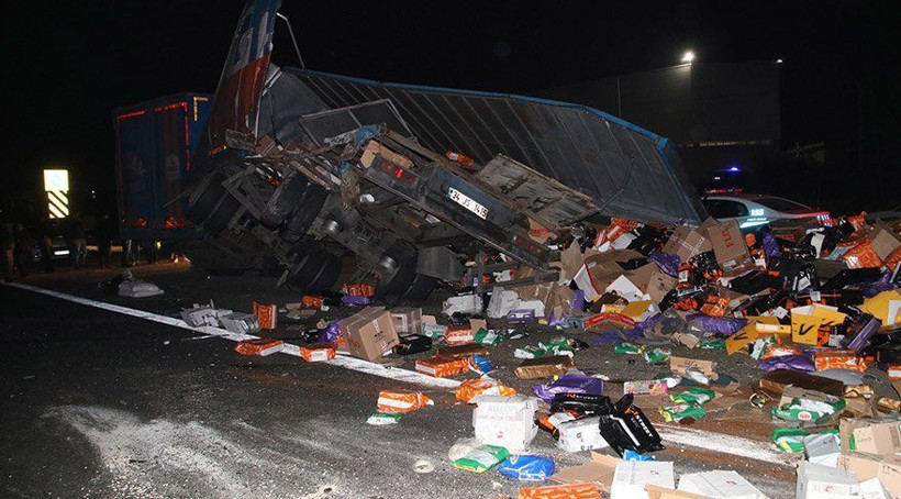 Düzce'de otobüs TIR’la çarpıştı facia yaşandı:: 2 ölü 35 yaralı - Resim: 1