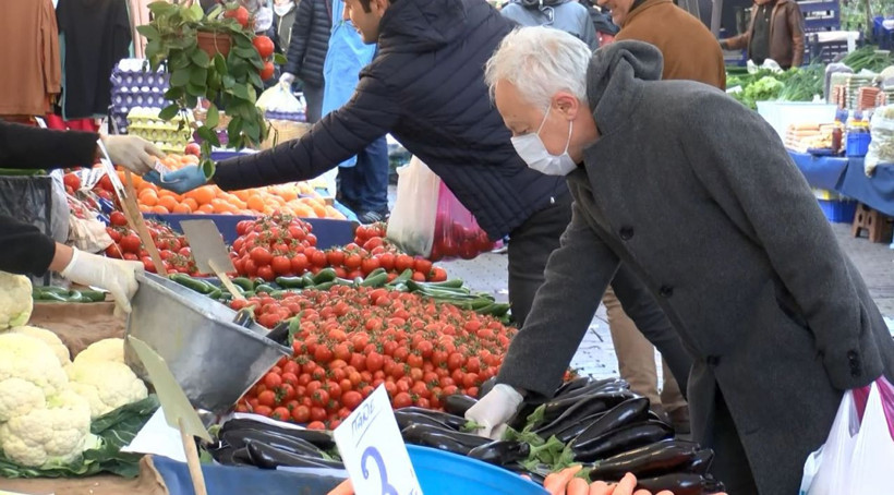 İstanbul Güngören'de semt pazarında koronavirüs tedbirlerine uyulmadı - Resim: 2