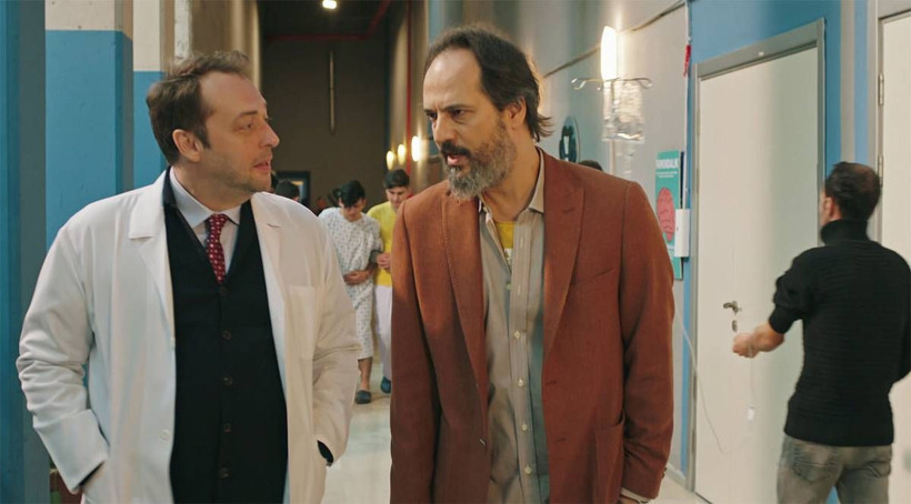 Kanal D Hekimoğlu oyuncusu Okan Yalabık'ın 12 yaş küçük sevgilisi bakın kim çıktı - Resim: 1