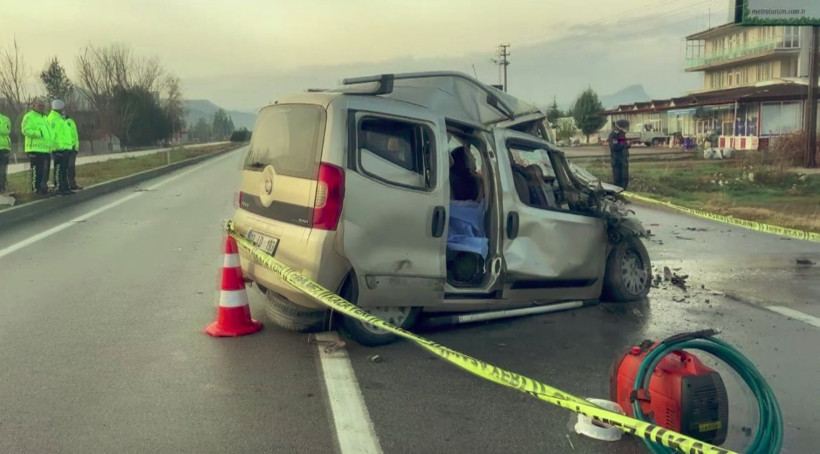 Burdur'da hafif ticari aracın kamyonla çarpışması sonucu 4 kişi öldü - Resim: 4