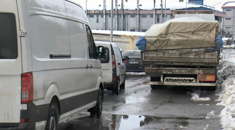 İstanbul Hadımköy'de TIR'ların kar çilesi sürüyor: Parklara giremiyoruz - Resim: 1