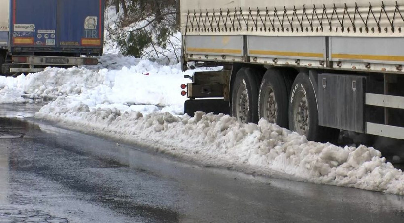 İstanbul Hadımköy'de TIR'ların kar çilesi sürüyor: Parklara giremiyoruz - Resim: 2