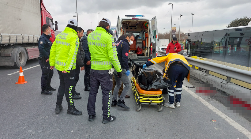 E-5'te feci kaza! Hafriyat kamyonu eceli oldu metrelerce sürükledi - Resim: 1