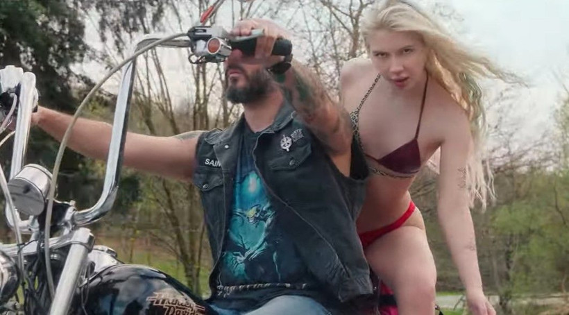 İç çamaşırlı yarı çıplak Aleyna Tilki klibine Ebru Yaşar'dan tepki: Çocuklar görünce... - Resim: 2