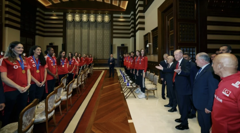 Kadın voleybol takımı filede hayran bırakmıştı! Cumhurbaşkanı Erdoğan ile kaptan Eda'nın sohbeti gülümsetti - Resim: 3