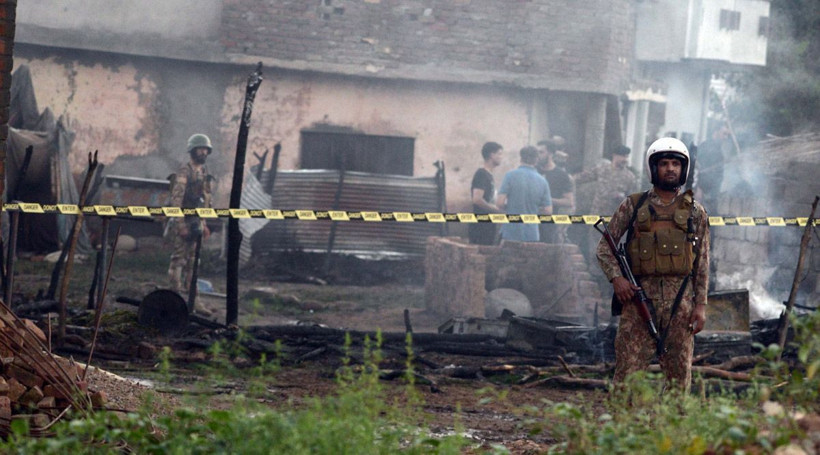 Pakistan'da uçak evlerin üzerine düştü! Dehşet görüntüler - Resim: 4