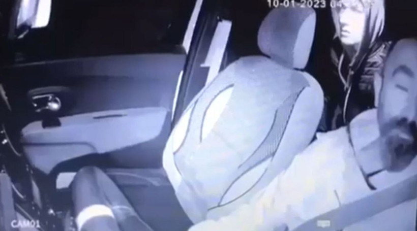 Müşteri gibi bindi taksiciye dehşeti yaşattı! Ayaklarının yanına saklamış - Resim: 3
