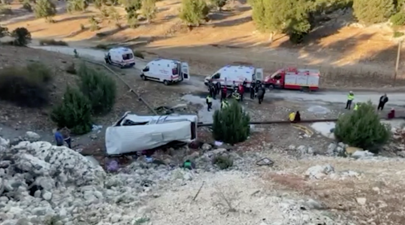 Mersin'de işçileri taşıyan minibüs kaza yaptı: 5 kişi hayatını kaybetti, çok sayıda yaralı var - Resim: 4