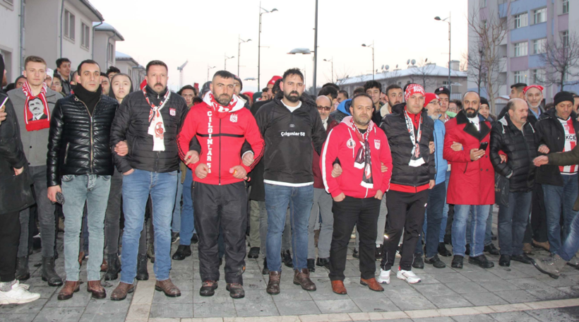 Sivassporlu taraftarlardan hakemlere yürüyüşlü tepki - Resim: 3