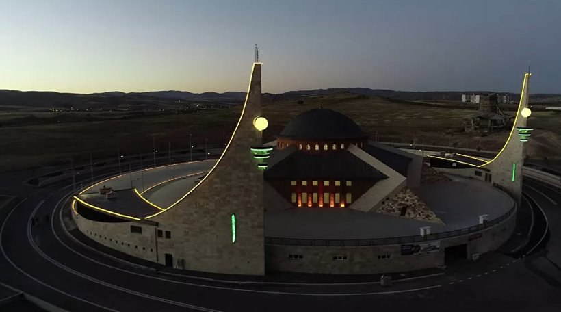 Türkiye'nin ilk ay yıldız camisi ibadete açıldı! Mimarisi muhteşem - Resim: 2