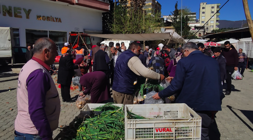 Belediye pazara tezgah açtı vatandaş koştu: Tayyip yapmıyor, bu zamları pazarcılar marketçiler yapıyor - Resim: 4
