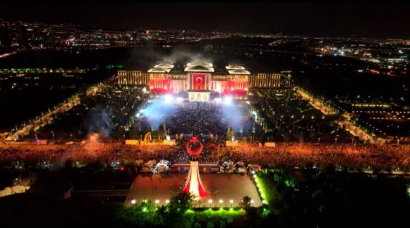Erdoğan kazandı, yüzbinler Külliyeye akın etti! Balkon konuşmasına yoğun ilgi: Alan hınca hınç doldu taştı! - Resim: 2