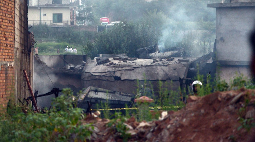 Pakistan'da uçak evlerin üzerine düştü! Dehşet görüntüler - Resim: 3