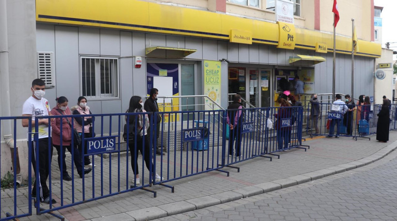 Denizli'de PTT kuyruğu 500 metreyi buldu vatandaş: kuyruğun sonunu göremiyoruz - Resim: 2