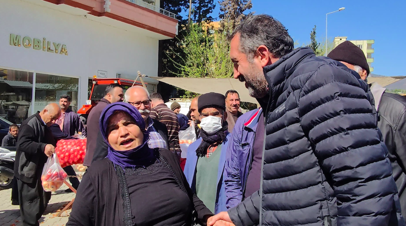 Belediye pazara tezgah açtı vatandaş koştu: Tayyip yapmıyor, bu zamları pazarcılar marketçiler yapıyor - Resim: 1