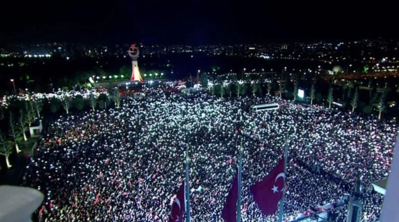 Erdoğan kazandı, yüzbinler Külliyeye akın etti! Balkon konuşmasına yoğun ilgi: Alan hınca hınç doldu taştı! - Resim: 1