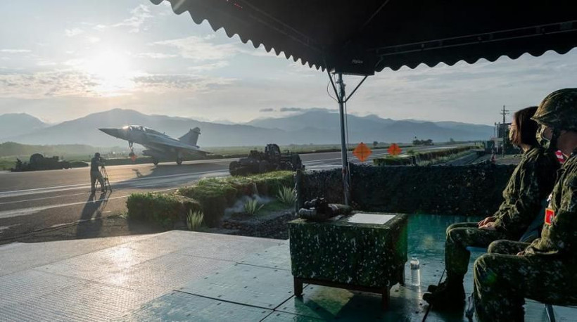 Evlerinin önüne savaş uçağı indi! Gözlerine inanamadılar - Resim: 3