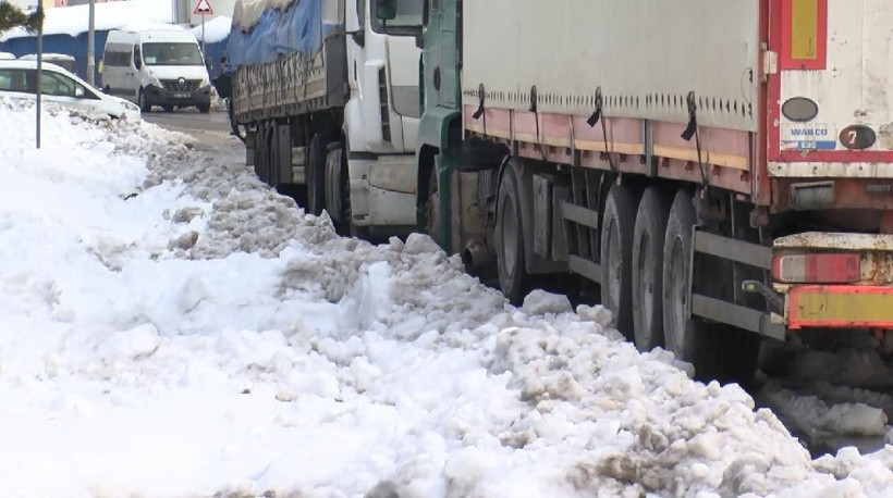 İstanbul Hadımköy'de TIR'ların kar çilesi sürüyor: Parklara giremiyoruz - Resim: 4