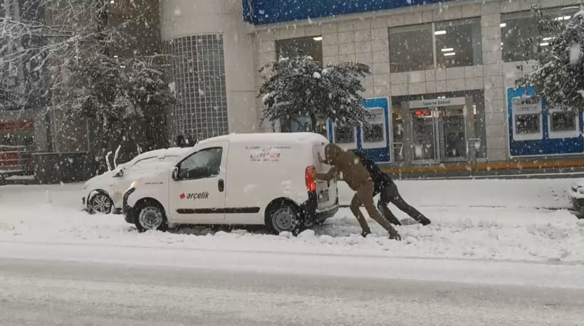 Isparta'da 30 santimetre kar yağdı hayat durdu! Elektrikler yok, yollar kapandı motosiklet kullanımı yasaklandı - Resim: 1