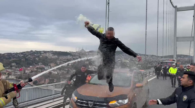 Köprüde hareketli anlar! Aracın üzerine çıkıp üzerine benzin döktü sonrası komedi tadında... - Resim: 2
