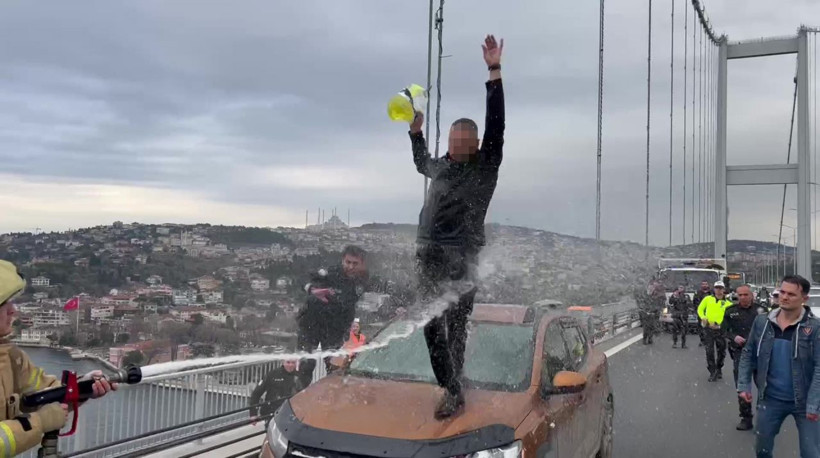 Köprüde hareketli anlar! Aracın üzerine çıkıp üzerine benzin döktü sonrası komedi tadında... - Resim: 3