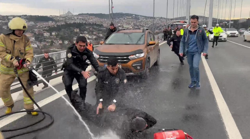 Köprüde hareketli anlar! Aracın üzerine çıkıp üzerine benzin döktü sonrası komedi tadında... - Resim: 4