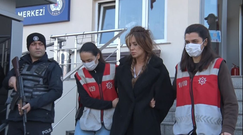 'Ciciş Kardeşler'in evi basıldı Esra ve Ceyda Ersoy pencereden bir kutu kokain attı - Resim: 4