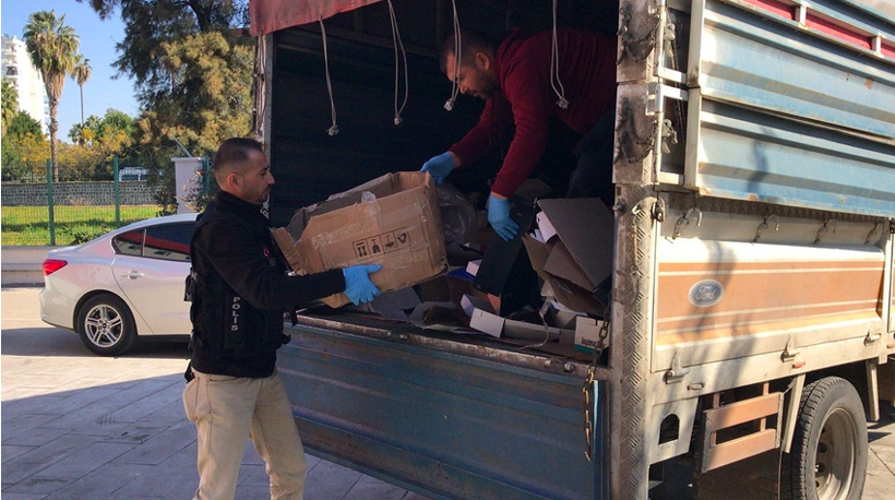 Bunu da gördük! Deprem bölgesine götürülen kolilerden çıktı gören şok oldu - Resim: 1