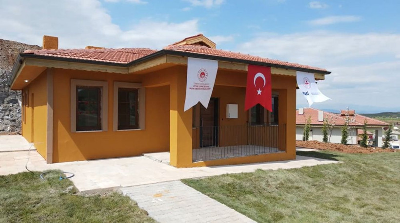 Depremden 76 gün sonra tamamlandı! İşte teslim edilen köy evleri - Resim: 2