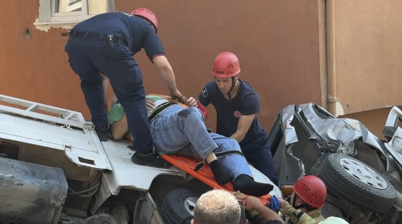 İstanbul’da kamyonet dehşeti: Ortalık savaş alanına döndü, feci kazayı gören eşi sinir krizi geçirdi! - Resim: 1