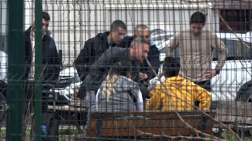 Parkta korku dolu dakikalar! Kız arkadaşını rehin aldı, polis eli tetikte bekledi - Resim: 1