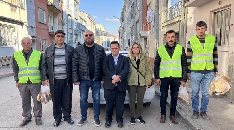 Down sendromlu muhtar adayı Ramazan pidesi dağıtıyor - Resim: 1