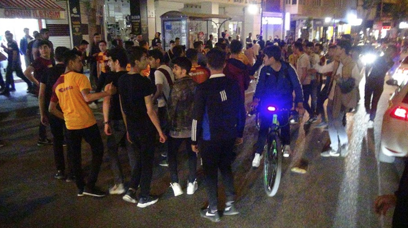 Galatasaray taraftarları sokağa döküldü liderlik işte böyle kutlandı - Resim: 4