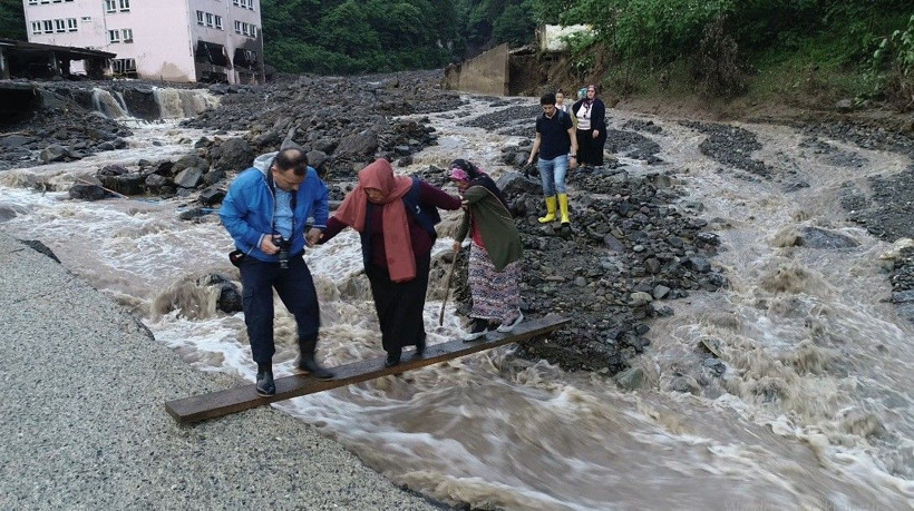 Trabzon'daki sel felaketinde acı haberler peş peşe geldi! 3 kişi öldü 7 kişi kayboldu - Resim: 2