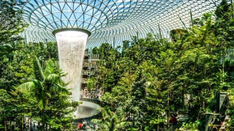 Sıra dışı havalimanı! Uçağa kaydırakla yetişiyorlar içinde orman var - Resim: 1