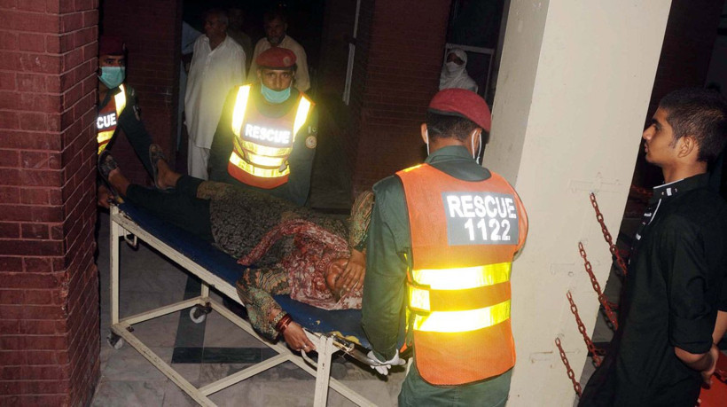 Pakistan'da uçak evlerin üzerine düştü! Dehşet görüntüler - Resim: 1