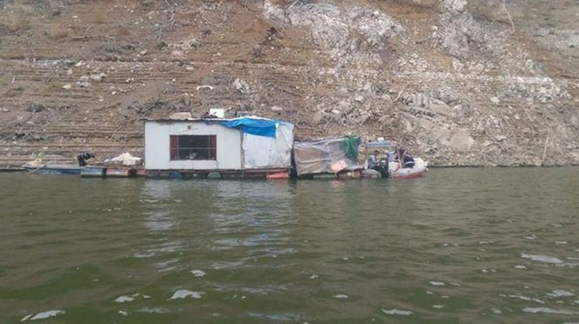 Bursa'da barajda 3 tane yüzen ev yapmışlar içinden çıkanlara bakın şok etti - Resim: 1