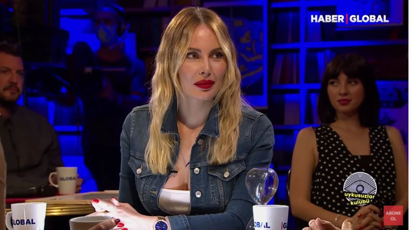 Hande Sarıoğlu'ndan 'kalpli' göğüs dekoltesi... İnterneti salladı - Resim: 3