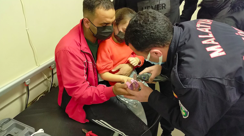 Malatya'da 5 yaşındaki çocuk su matarasıyla oynarken oldu! İtfaiye çıkardı - Resim: 3