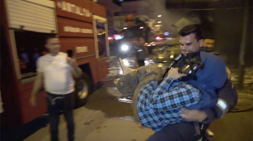 Antalya'da 5 katlı binada can pazarı! Üst katlarda 13 kişi dumandan zehirlendi! - Resim: 3