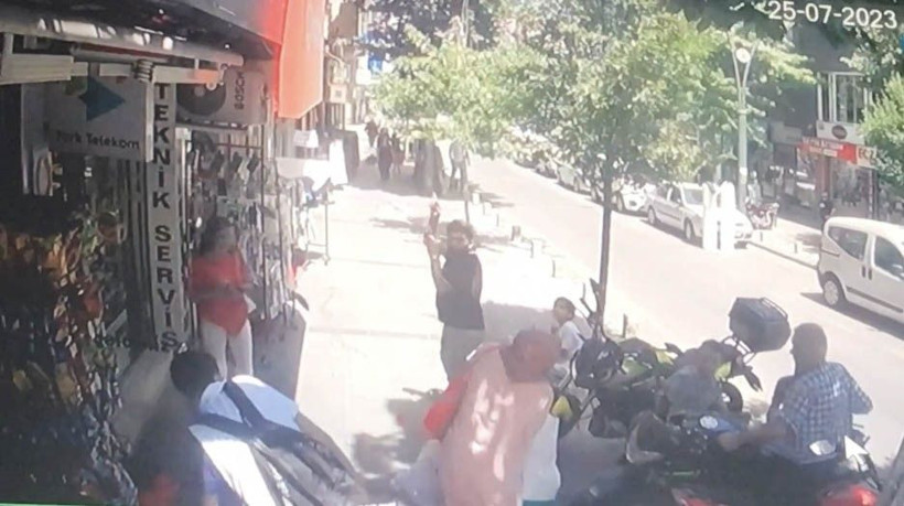 İstanbul’da akıl almaz olay: Binadan başlarına taş yağdı! Dehşet anları kamerada kimse ne yapacağını bilemedi... - Resim: 4